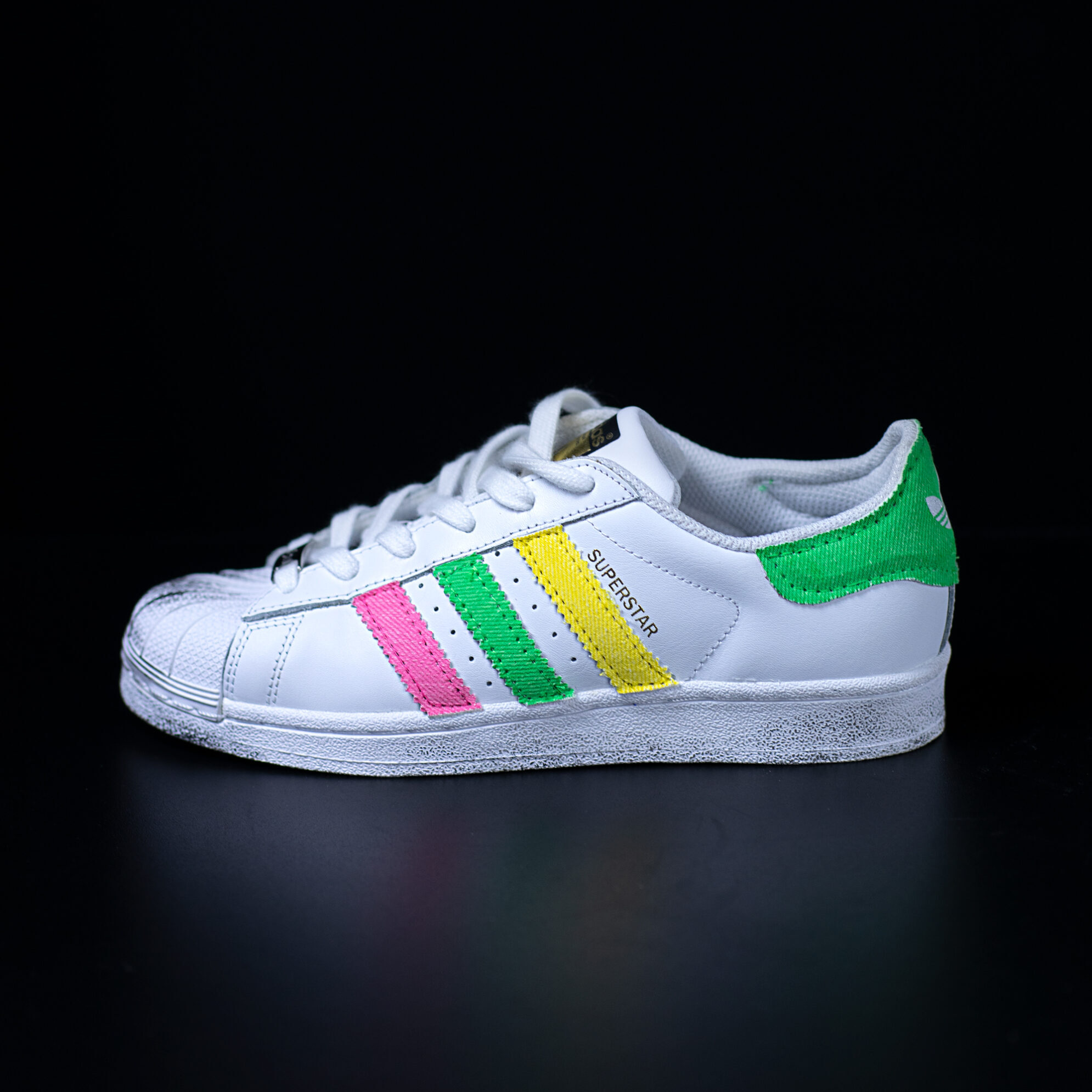 superstar happy adidas sneakers personalizzate jeans da dressed